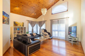 Magnificent Eltham House with stunning view